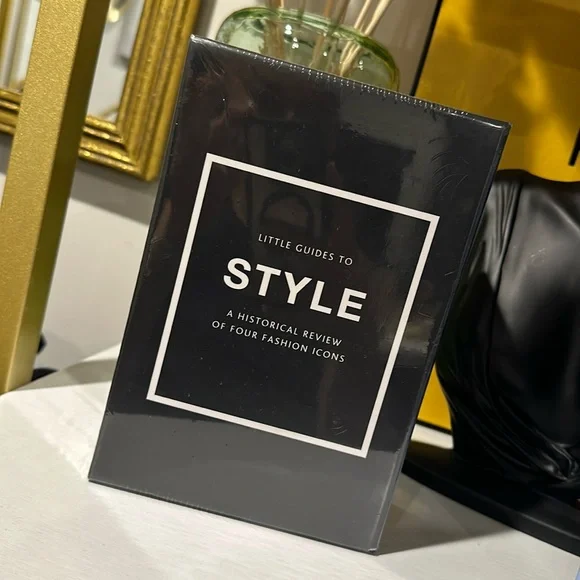 Little Guides to Style Books Chanel, Dior, Gucci & Prada - Picture 2 of 2